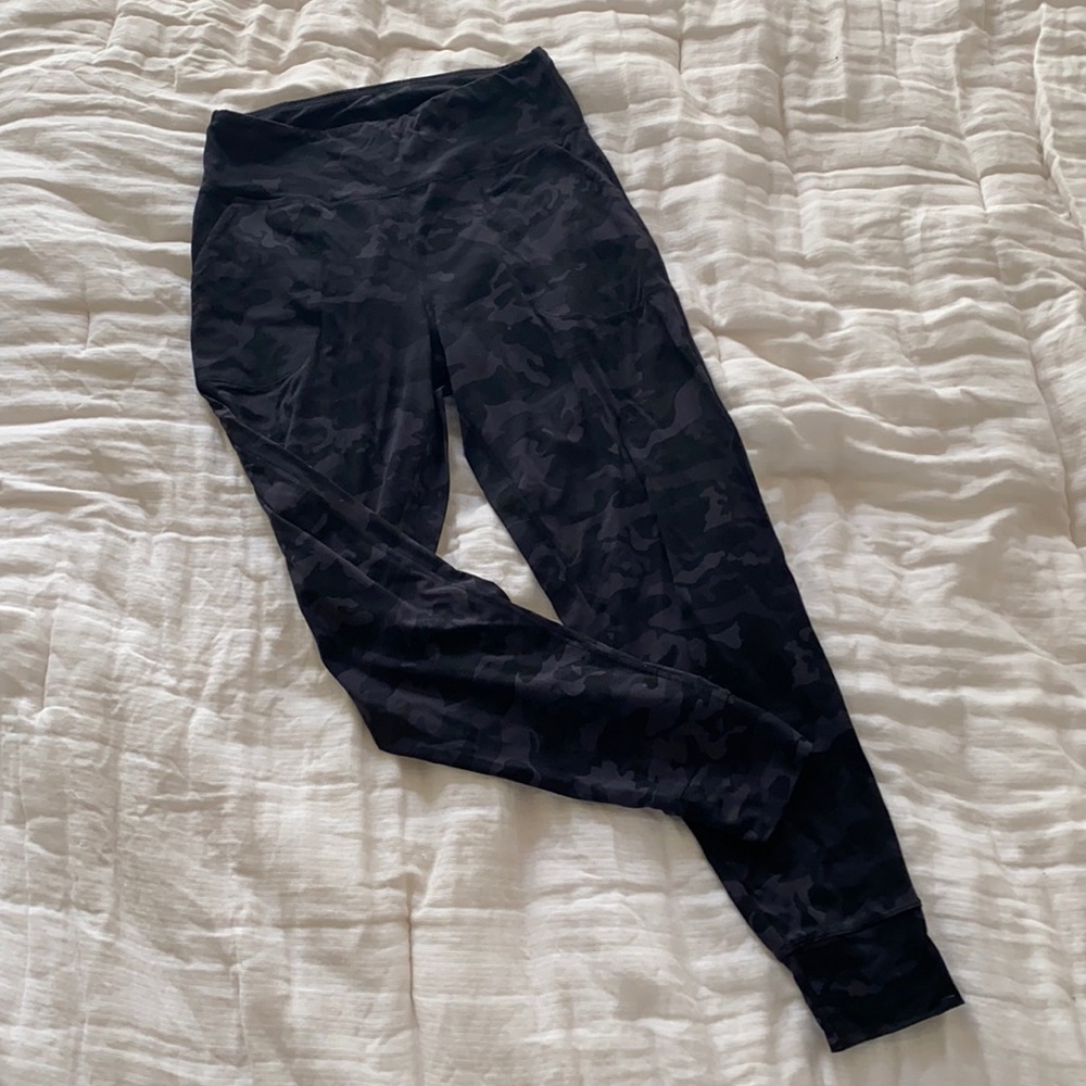 Size M Camo Joggers with Pockets 💛